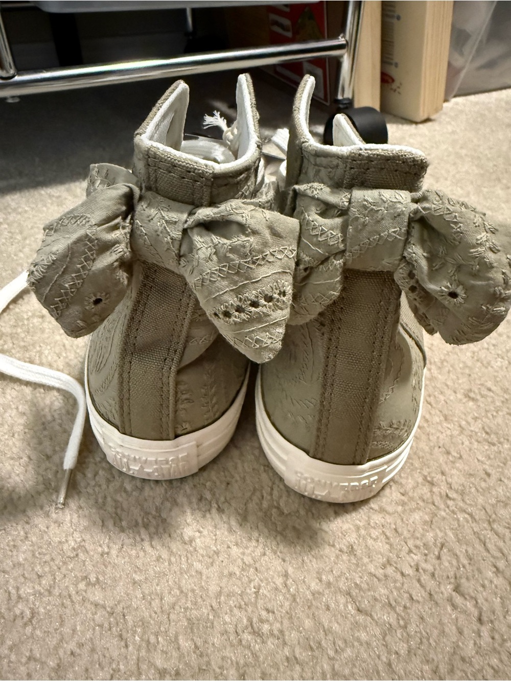 Beautiful Converse High Top Sneaker with lace look and bow on the back - Picture 5 of 6